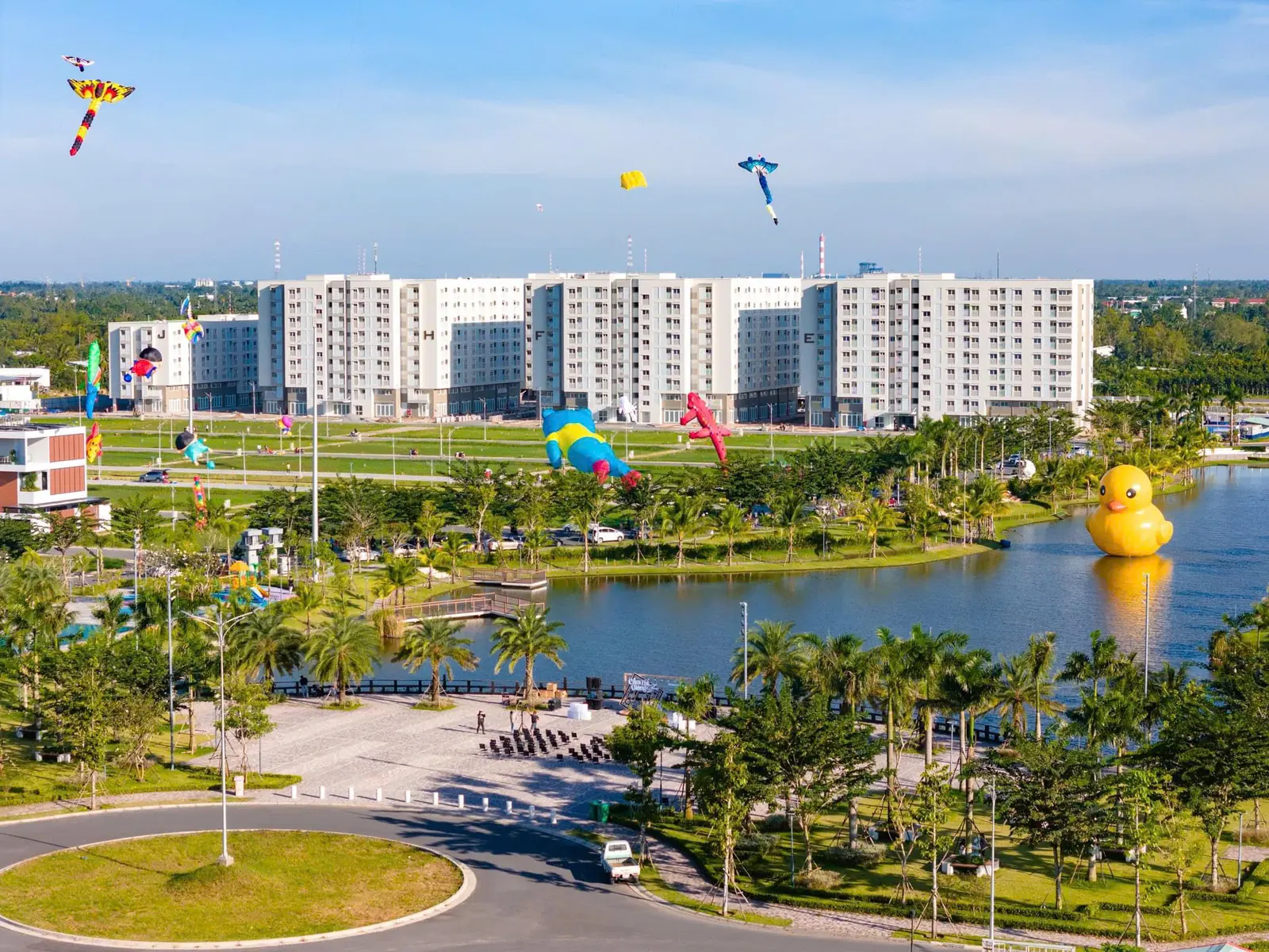 Khu căn hộ & hồ trung tâm sôi động