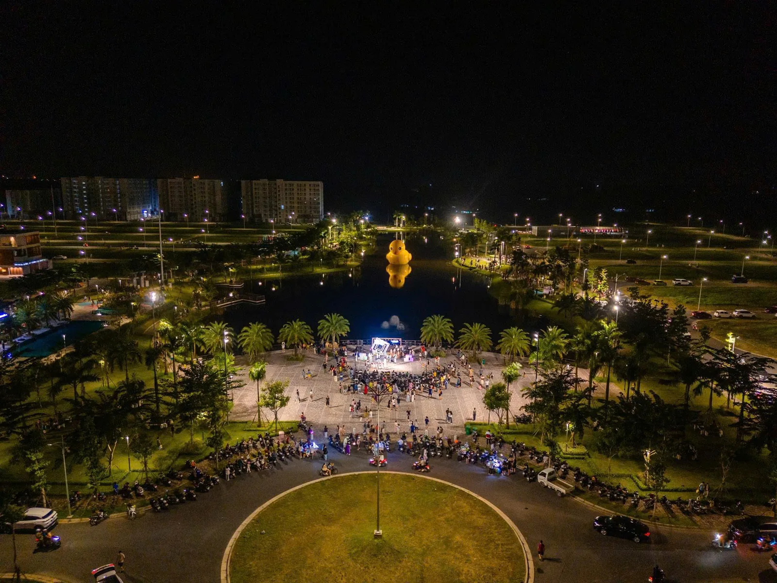 Quảng trường trung tâm rực sáng về đêm