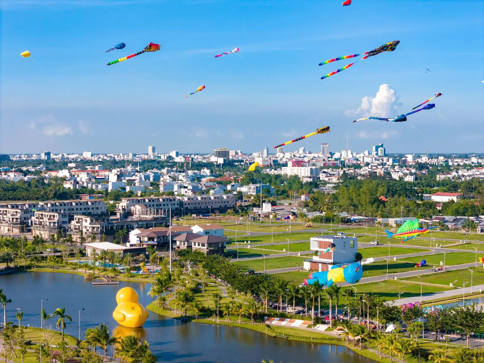 Hồ trung tâm & không gian lễ hội đông vui