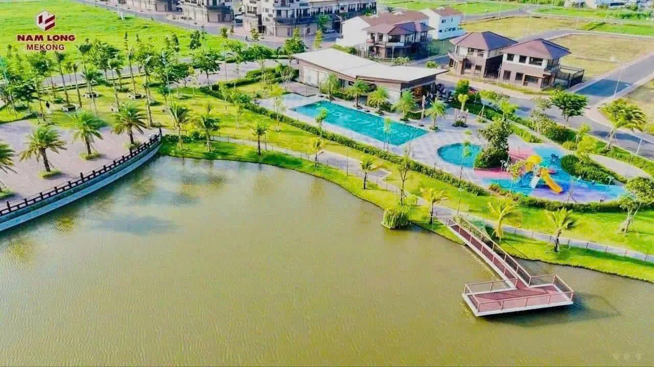 Hồ cảnh quan & cầu dạo bộ ven khu nhà phố