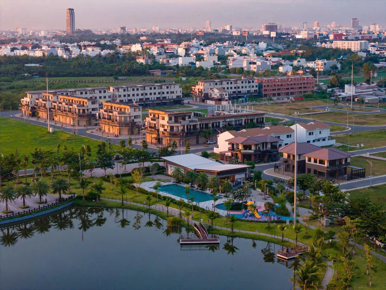 Khu biệt thự ven hồ lúc hoàng hôn
