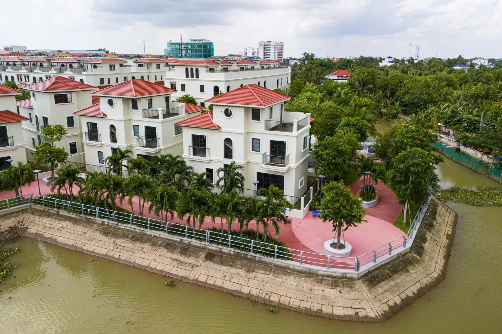 Biệt thự ven sông T&T Tam Đa Vĩnh Long mái đỏ sân vườn