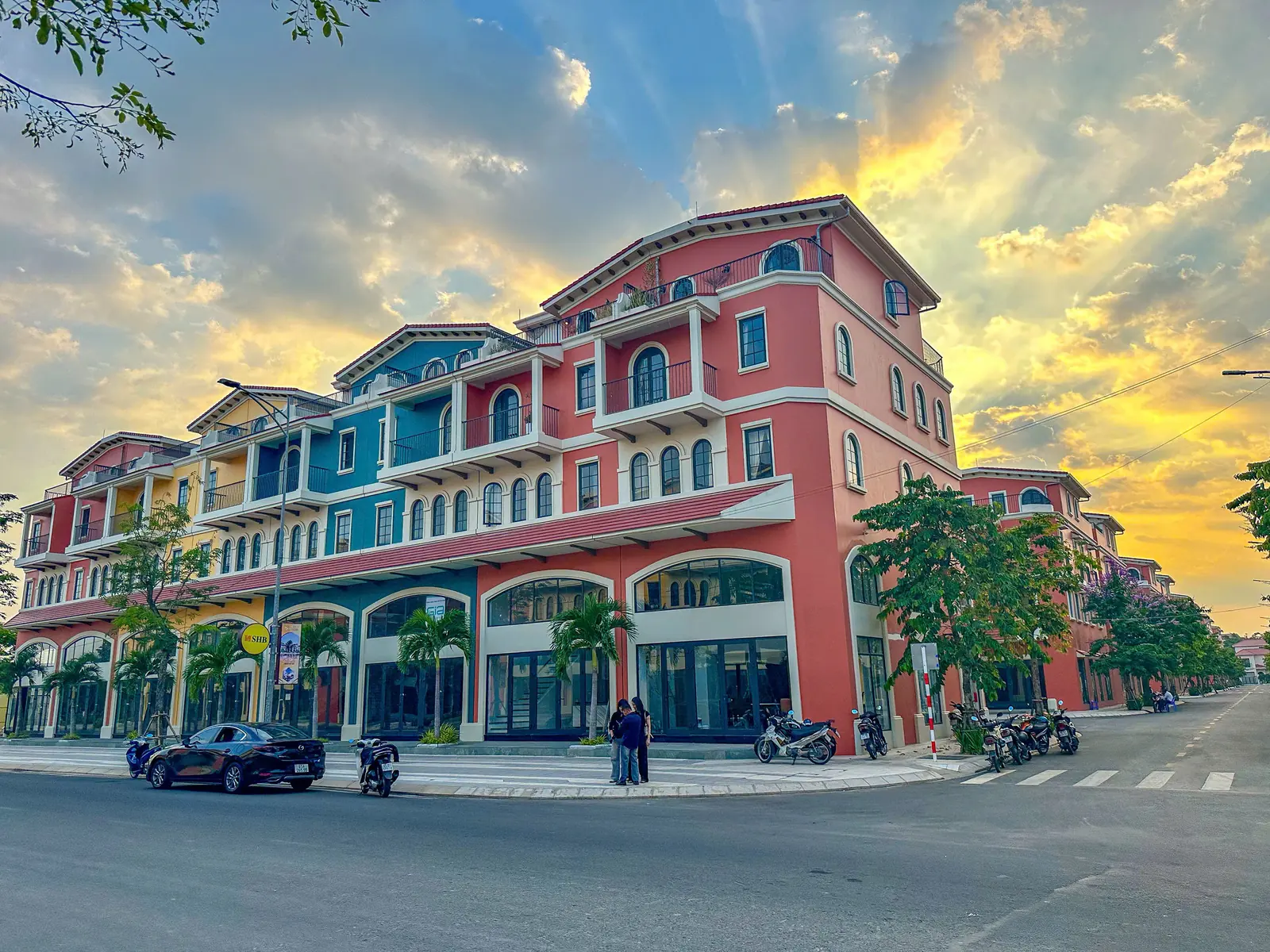 Dãy shophouse T&T Elite Rivera Vĩnh Long góc phố lúc hoàng hôn